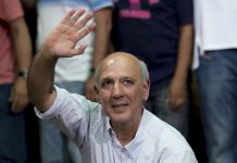 TRE-DF barra outdoors de Arruda e fixa multa em caso de descumprimento